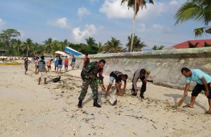 Bhabinkamtibmas Lermatang Laksanakan Giat Jumat Bersih Pada Lokasi Sepanjang Pantai Desa