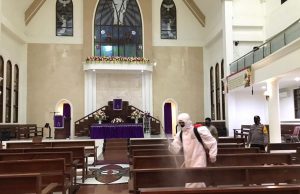 Polres Kep. Tanimbar giat penyemprotan cairan disinfektan di Gereja Ebenhaezer Saumlaki