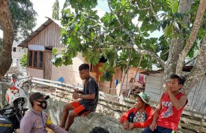 Sambangi Para Pemuda, Bhabinkamtibmas Batuputih Ingatkan Untuk Laksanakan Prokes Covid-19