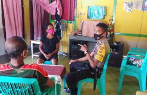 Sambangi Bapak Lambert Lamera, Bhabinkamtibmas Waturu Sampaikan Anjuran Pemerintah Terkait Protokol Kesehatan Covid-19