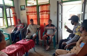 DDS Ke Rumah Keluarga Bapak Ameraman Samangun, Bhabinkamtibmas Batuputih Bersama Kepala Desa Lakukan Perimbangan Ops Yustisi Pendisiplinkan Protokol Kesehatan Covid-19