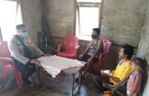 Giat DDS Bhabinkamtibmas Ilngei kepada keluarga P. Solabesain dan ajak tetap Patuhi Prokes 4M