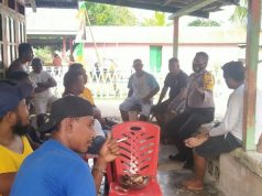 Sambangi Bapak Yefta Hoor, Bhabinkamtibmas Olilit Timur Sampaikan Arahan Edukasi, Sosialisasi dan Himbauan Protokol Kesehatan Covid-19 dan AKB