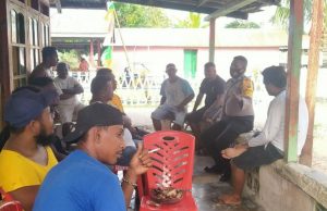 Sambangi Bapak Yefta Hoor, Bhabinkamtibmas Olilit Timur Sampaikan Arahan Edukasi, Sosialisasi dan Himbauan Protokol Kesehatan Covid-19 dan AKB