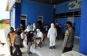Giat Pengamanan Personil Ops Aman Nusa II Polres Kep. Tanimbar terhadap Penumpang Pesawat Wings Air