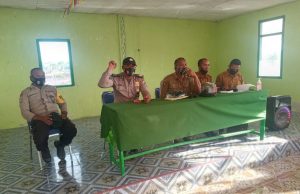 PS. Kanit Binmas Polsek Tanut dan Bhabinkamtibmas Ritabel Laksanakan Giat DDK Bersama Pemdes Terkait Penerima BLT