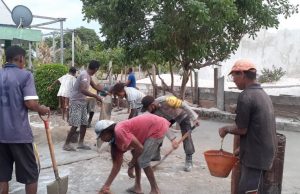 Bhabinkamtibmas Weratan Bersama Warga Desa Beragama Katolik Laksanakan Baksos di Gedung Gereja St. Petrus Seira