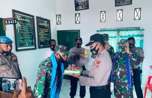 Kapolsek Selaru pimpin personil beri Ucapan HUT TNI ke-75 di Makoramil 1507-07 Selaru