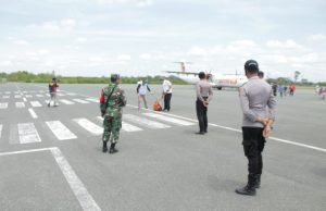 Pelaku Perjalanan Pesawat Wings Air terus diamankan Personil Ops Aman Nusa II Polres Kep. Tanimbar bersama Gugus Tugas dan Personil TNI