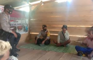 Bhabinkamtibmas Lelingluan DBK Bersama Kaur Pemerintahan, Operator Sensor Desa Arma Dan Lelingluan