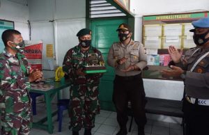 Kapolsek Tanimbar Selatan didampingi Waka Polsek pimpin personil berikan ucapan HUT TNI ke-75 di Makoramil 1507-02 Saumlaki