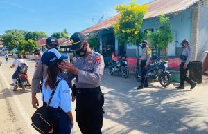 Bhabinkamtibmas Adaut Laksanakan Giat Ops Yustisi Terhadap Pelanggar Protokol Kesehatan Covid-19