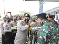 Personil Polres Kep. Tanimbar datangi Mako TNI di Kab. Kep. Tanimbar dan berikan ucapan HUT TNI ke-75 secara langsung