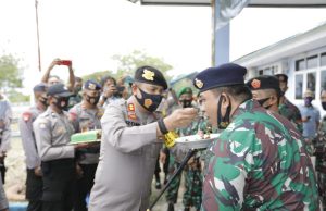 Personil Polres Kep. Tanimbar datangi Mako TNI di Kab. Kep. Tanimbar dan berikan ucapan HUT TNI ke-75 secara langsung