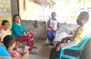 Sambangi Warga Desa, Bhabinkamtibmas Olilit Timur Arahan Tentang Edukasi, Sosialisasi dan Himbauan Pendisiplinan Penerapan Protokol Kesehatan Pencegahan Covid-19