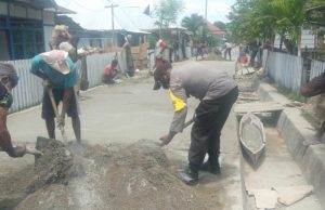 Bhabinkamtibmas Wermatang Laksanakan Giat Pengecoran Rabat Beton Di Lingkungan Desa.