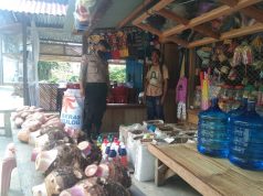 Sambangi Kios Warga Desa, Bhabinkamtibmas Sangliat Krawain Sampaikan Edukasi, Sosialisasi dan Himbauan Protokol Kesehatan Covid-19