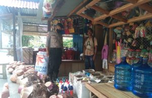 Sambangi Kios Warga Desa, Bhabinkamtibmas Sangliat Krawain Sampaikan Edukasi, Sosialisasi dan Himbauan Protokol Kesehatan Covid-19