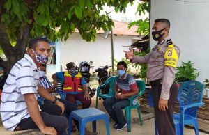 Sambangi Warga Dirumah Bapak M. Batmetan, Bhabinkamtibmas Lermatang Sampaikan Pesan 4M