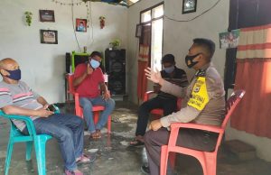 DDS Di Rumah Bapak Yulianus Kelbulan, Bhabinkamtibmas Lermatang Sosialisasikan Adaptasi Kebiasaan Baru, Dan Sampaikan Pesan 4M