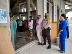 Bhabinkamtibmas Bomaki Amankan Misa Biasa Minggu ke-XXVII di Gereja St. Paulus Bomaki