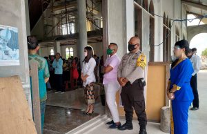 Bhabinkamtibmas Bomaki Amankan Misa Biasa Minggu ke-XXVII di Gereja St. Paulus Bomaki