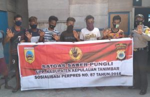 Bhabinkamtibmas Sifnana Laksanakan Giat Sosialisasi Perpres Nomor 87 Tahun 2016 tentang Satgas Saber Pungli Kepada Kepala Urusan di Desa