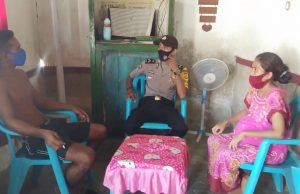 Bhabinkamtibmas Waturu Laksanakan Giat Perimbangan Operasi Yustisi Pendisiplinan Protokol Kesehatan dan Penularan Covid-19 Kepada Keluarga Bapak Mesak Labobar