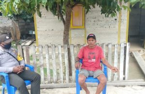 Sambangi Bapak Nikodemus Rananmase, Bhabinkamtibmas Wermatang Laksanakan Perimbangan Operasi Yustisi pendisiplinan Protokol Kesehatan Pencegahan dan Penularan Covid-19