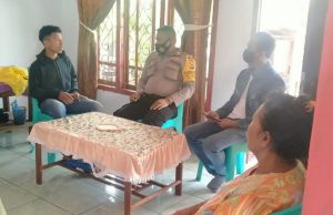 Sambangi keluarga Yohanis Kelitubun, Bhabinkamtibmas Olilit Timur Edukasi Prokes Covid-19