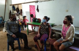 Bhabinkamtibmas Desa persiapan Ilngei Barat Sampaikan Pesan 4M Kepada Kedua Ibu Warga Desa