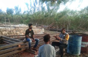Sambangi Keluarga Bapak Jendri Lethulur, Bhabinkamtibmas Desa Persiapan Ilngei Barat Sampaikan Pesan-Pesan Kamtibmas