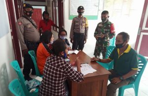 Bhabinkamtibmas Lauran Ikuti dan Amankan Penyaluran BST di Desa Binaan