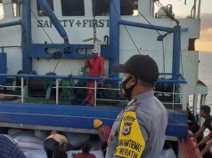 Sambangi Kapal KM. Tanimbar Bahari, Bhabinkamtibmas Weratan Amankan Aktifitas Bongkar Muat Hasil Kebun Warga Seira