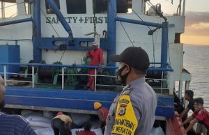 Sambangi Kapal KM. Tanimbar Bahari, Bhabinkamtibmas Weratan Amankan Aktifitas Bongkar Muat Hasil Kebun Warga Seira