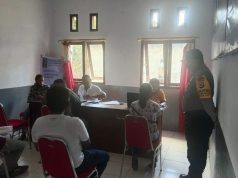 Bhabinkamtibmas Bersama Babinsa Kelurahan Saumlaki Amankan Jalannya Pembagian Bansos BTS Tahap 2 Kepada Warga Binaannya
