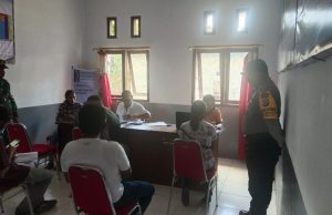 Bhabinkamtibmas Bersama Babinsa Kelurahan Saumlaki Amankan Jalannya Pembagian Bansos BTS Tahap 2 Kepada Warga Binaannya