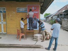 Bhabinkamtibmas Rumah Salut pasang stiker 4M Kapolda Maluku dan Edukasi warga