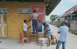 Bhabinkamtibmas Rumah Salut pasang stiker 4M Kapolda Maluku dan Edukasi warga