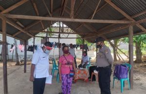 Giat DDS Bhabinkamtibmas Adaut kepada Ibu Lansia dalam rangka Cek Kesehatan oleh Petugas Kesehatan