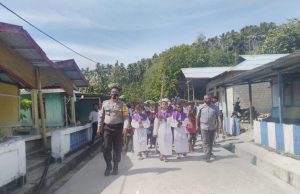Bhabinkamtibmas Amdasa Amankan Jalannya Ibadah Pemakaman Korban Tenggelam