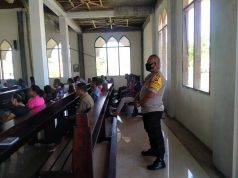 Bhabinkamtibmas Bomaki Amankan Misa Biasa Minggu Ke-XXIX di Gereja St. Paulus Bomaki