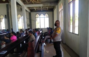 Bhabinkamtibmas Bomaki Amankan Misa Biasa Minggu Ke-XXIX di Gereja St. Paulus Bomaki