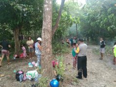 Bhabinkamtibmas Desa Persiapan Ilngei Barat Sambangi Warga di Tempat Wisata Air Weibolar
