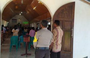 Bhabinkamtibmas Lermatang Amankan dan Ikuti Ibadah Minggu Di Gereja Bethel Jemaat GPM Lermatang