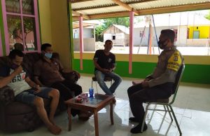 Sambangi Bapak Mesak Takdare, Bhabinkamtibmas Lermatang Sampaikan Giat Edukasi, Sosialisasi dan Himbauan Protokol Kesehatan Covid-19 dan AKB