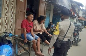 Sambangi Bapak Budi dan Laode, Bhabinkamtibmas Ritabel Laksanakan Giat Edukasi, Sosialisasi dan Himbauan Protokol Kesehatan Covid-19, AKB dan Pesan 4M