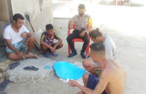 Sambangi Bapak Boy Labobar, Bhabinkamtibmas Waturu Sampaikan Pesan 4M