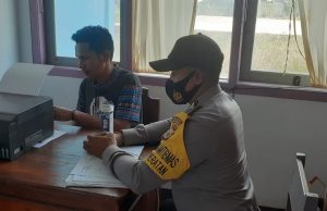 Bhabinkamtibmas Weratan Laksanakan Giat Koordinasi dengan Sekretaris Desa, Terkait Pembagian RT/RW Desa.