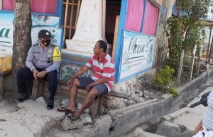 Sambangi Bapak Jordan Wuritimur dan Isteri, Bhabinkamtibmas Weratan Berikan Pemahaman dan Solusi Terhadap Persoalan Yang di Hadapi
